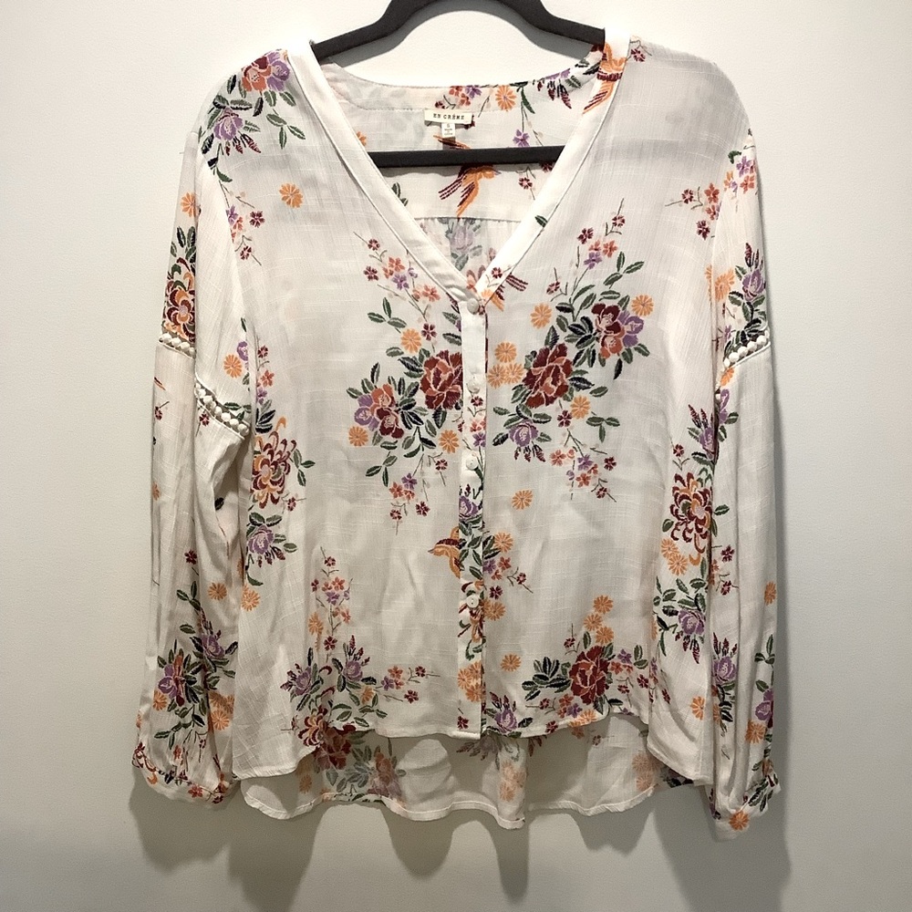 En creme top Blouse Boho White Floral Long Sleep Size S V-neck Spring